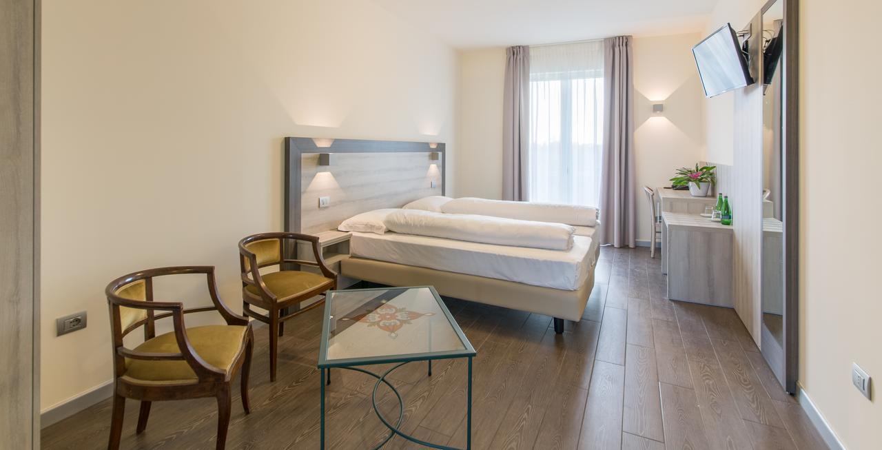 Hotel Panineria Colombera Rossa Brescia Extérieur photo